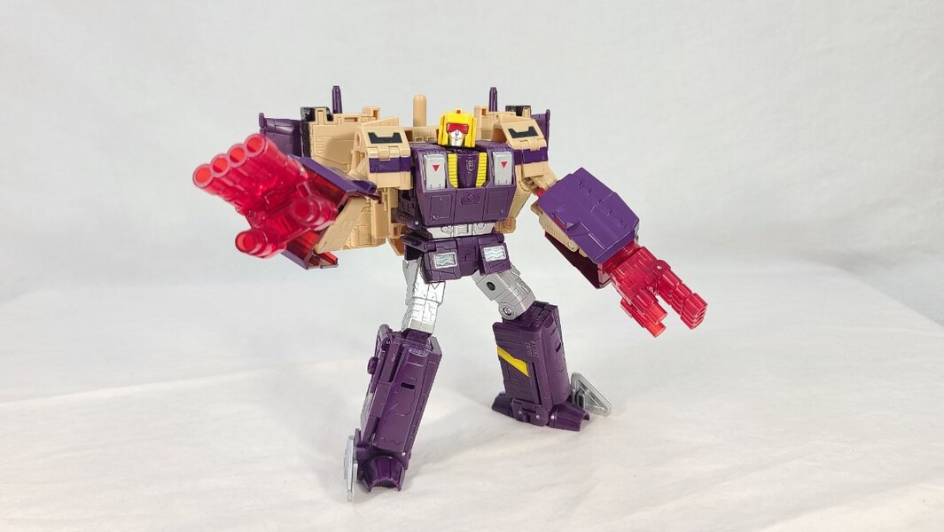 TF Collector Legacy Blitzwing Review  (10 of 14)